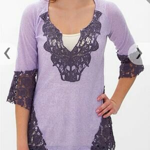 Gimmicks by bke purple lace trimmed v neck top size s